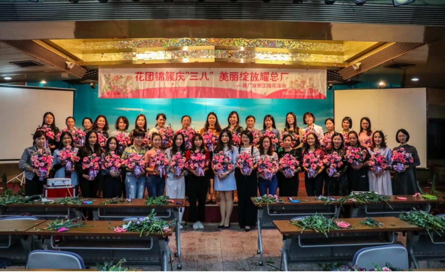花團錦簇慶“三八” 美麗綻放耀總廠  ——白云山制藥總廠插花活動
