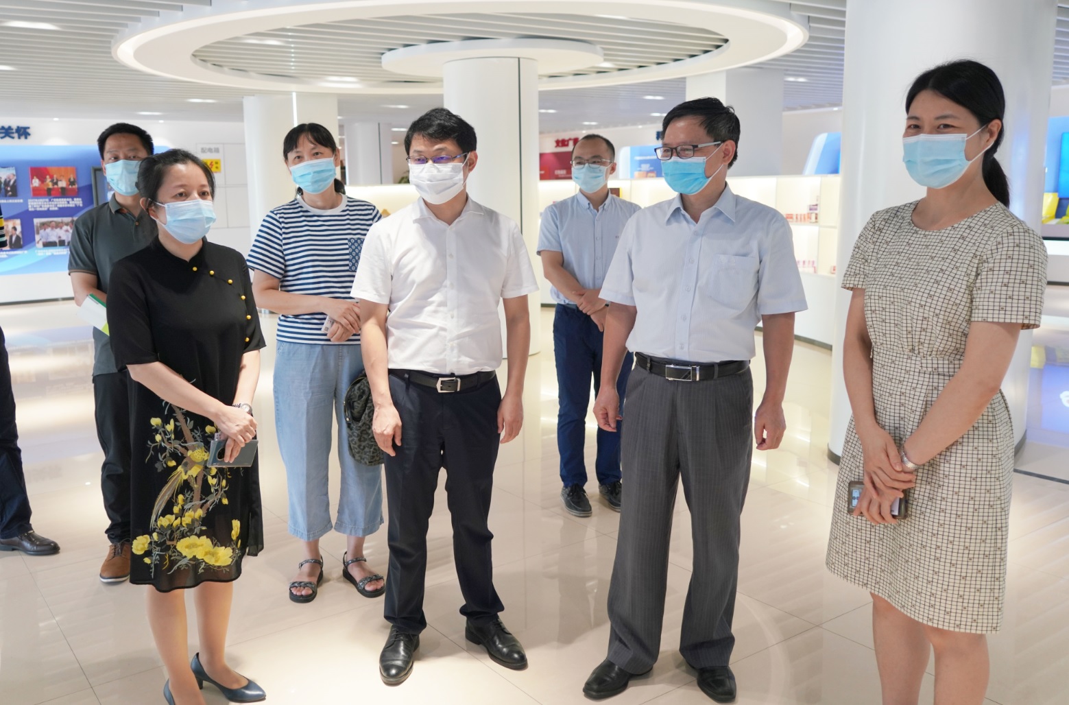 廣州市工信局副局長(zhǎng)張建華一行到廣藥集團(tuán)白云山制藥總廠調(diào)研