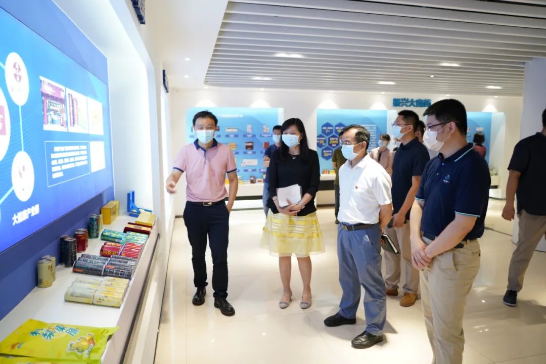 白云區(qū)科工商信局領(lǐng)導(dǎo)一行到廣藥集團(tuán)白云山制藥總廠調(diào)研