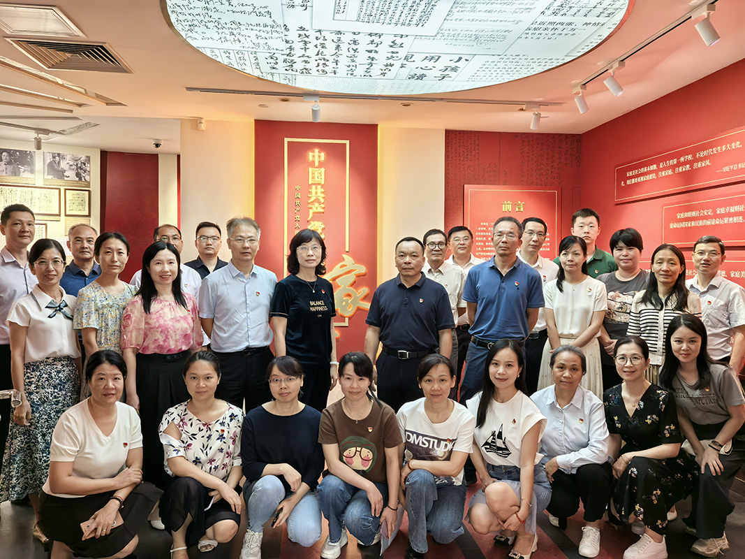 總廠紀(jì)委組織參觀中國共產(chǎn)黨人的家風(fēng)檔案文獻(xiàn)展