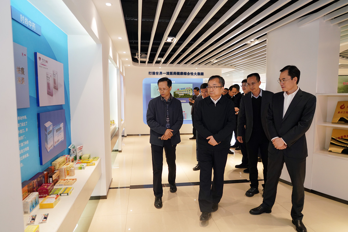 工業(yè)和信息化部總工程師謝少鋒一行到廣藥集團(tuán)白云山制藥總廠調(diào)研